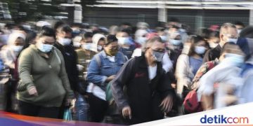 PSBB Berlaku Lagi, Penumpang Menumpuk di Stasiun Bekasi