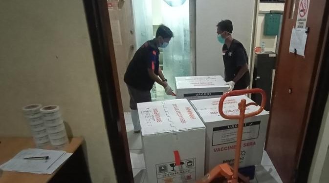 Puluhan Ribu Dosis Vaksin COVID-19 Sinovac Tiba di Jawa Tengah dan Kota Palembang