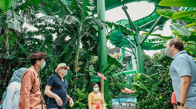 Menparekraf Sandiaga Uno Tinjau Lokasi Vaksinasi COVID-19 Drive Thru bagi Wisatawan di Bali