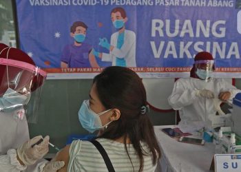 Pedagang Divaksin, Ekonomi Indonesia Diharapkan Membaik