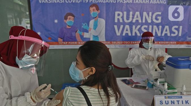 Pedagang Divaksin, Ekonomi Indonesia Diharapkan Membaik