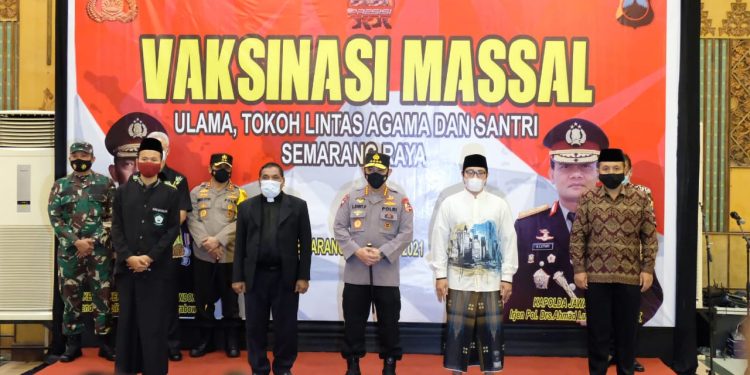 Kapolri Senang Warga Jateng Antusias Ikuti Vaksin, Yakin Target 1 Juta/Hari Tercapai
