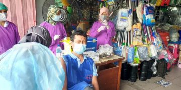 Ratusan Pedagang Pasar Genteng Surabaya Divaksin COVID-19