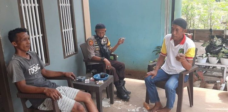 Cegah Penyebaran Virus Corona, Bhabinkamtibmas Sambang Dan Meminta Warganya Hidup Sehat