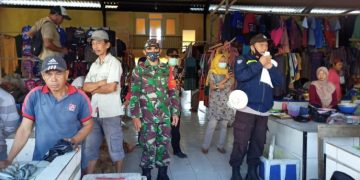 Kompak Cegah Covid-19 Bhabinkamtibmas Bersama Babinsa Sosialisasi Protokol Kesehatan Ke Masyarakat Di Pasar