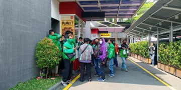 Kerumunan BTS MCD Kelapa Gading Dibubarkan Petugas