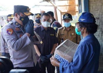 Berbagi Kasih Jelang HUT Bhayangkara, Polri Semangati Warga Sumedang Hadapi Pandemi Covid-19