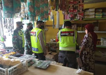 Tim Gabungan TNI Polri gelar Operasi yustisi Prokes di Pasar Minas Kelurahan Minas Jaya