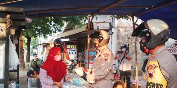 TNI-Polri Salurkan Beras Warga Pemalang Terdampak PPKM Darurat