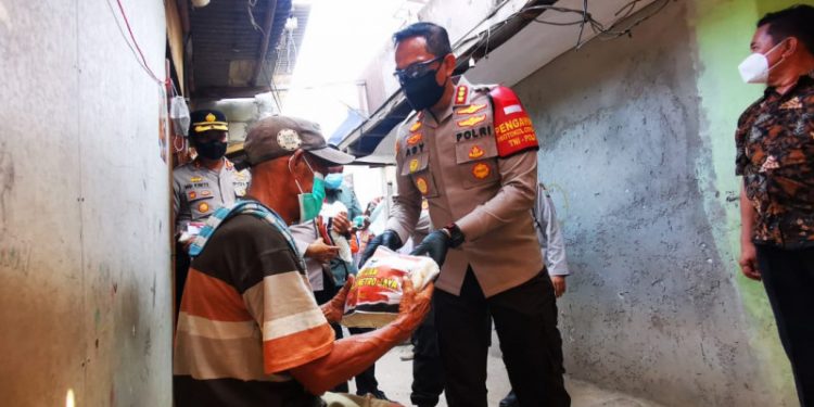 Polisi salurkan 10 ton beras kepada penduduk ‘slum area’ Jakarta Barat