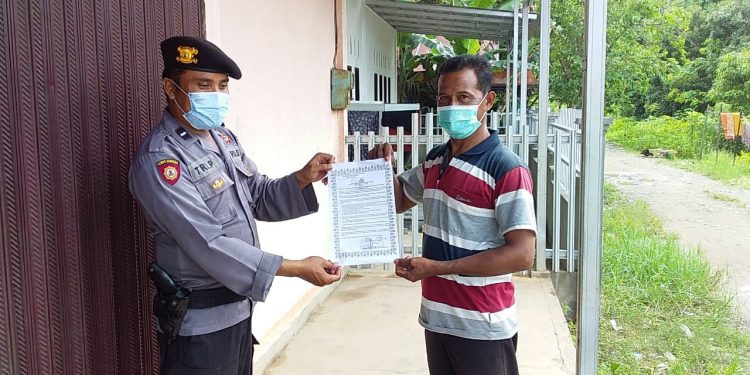 Cegah Penyebaran Covid-19, Anggota Polsek Kapuas Timur Bagikan Maklumat Kapolres Kapuas