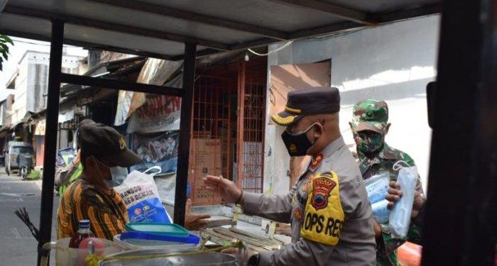 Sosialisaikan PPKM Darurat, TNI-Polri di Demak Datangi Sejumlah PKL dan Berikan Paket Sembako