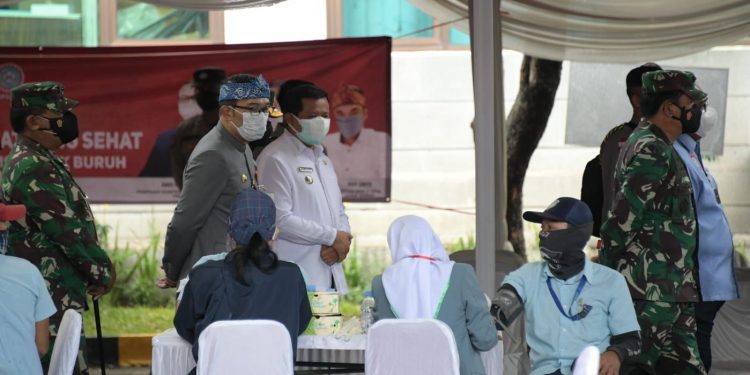 Ridwan Kamil Dampingi Kapolri dan Panglima Tinjau Vaksinasi Massal Buruh