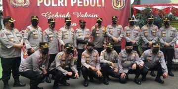 Jenderal Teman Seangkatan Kapolri Bagi-bagi Sembako ke Warga Jakarta