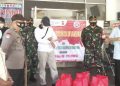 TNI-Polri di Karawang Terus Salurkan Bantuan Kepada Warga Terdampak Covid 19 Ditengah PPKM Darurat
