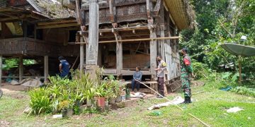 Bhabinkamtibmas bersama satgas Covid-19 Menyalurkan Bantuan Sembako