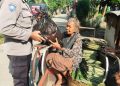 Cara Unik, Alih-Alih Berikan Sanksi Polisi Malah Berikan Sembako dan Masker di Pekalongan