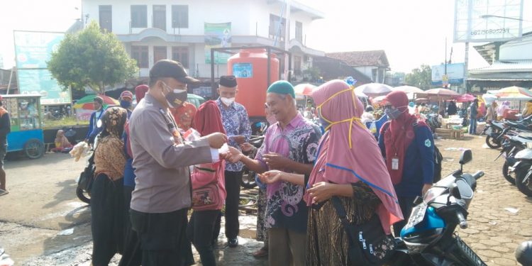 Cegah Penyebaran COVID-19, Kapolsek Doro Bersama Anggota Lakukan Imbauan Prokes