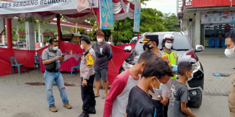 Kapolres Sergai Pantau Pos PPKM Mikro di Desa Firdaus