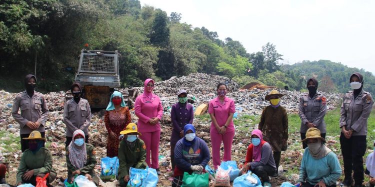 Peringati HUT Polwan Ke-73, Polwan Polda Banten Bersama Ibu Pembina Melaksanakan Bakti Sosial