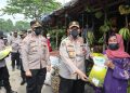 Personel Polres Serang Membagikan Bansos Kepada Pedagang Pasar Banjarsari