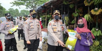 Personel Polres Serang Membagikan Bansos Kepada Pedagang Pasar Banjarsari