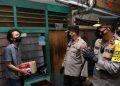 Polri dan BEM Jakarta Distribusikan Bantuan untuk Mahasiswa Perantauan di Kwitang