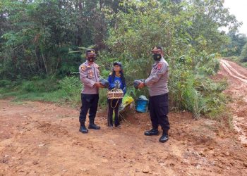 Jumat Berkah Polsek Mentaya Hulu Bagikan Bantuan Sembako
