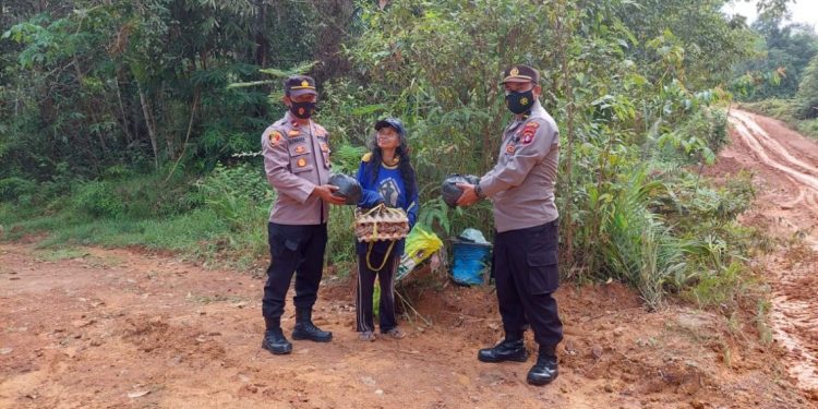 Jumat Berkah Polsek Mentaya Hulu Bagikan Bantuan Sembako