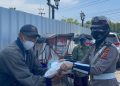 Polisi tak kenal lelah bagikan Bansos ke puluhan Abang Becak Dimasa PPKM