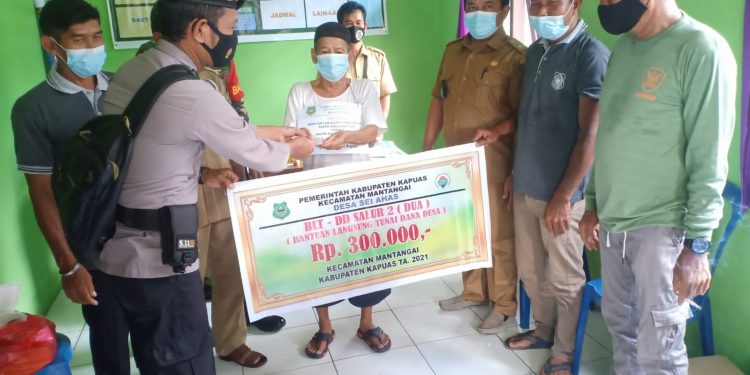 Aipda Sidik.R Laksanakan Pengawasan Dan Pengamanan BLT DD Di Balai Desa Sei Ahas