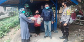 Bantu Warga Terdampak Covid-19, Polisi Bagikan Bansos Sembako