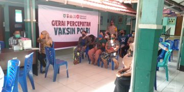 Bhabinkamtibmas Polsek Rhee Dampingi Warga Binaan Untuk Vaksinasi