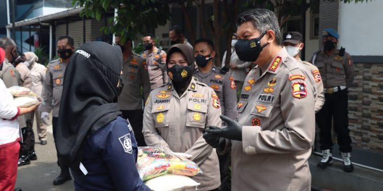 Lemdiklat Polri Beri Bantuan Sosial Kepada Nakes yang Terdampak Covid-19