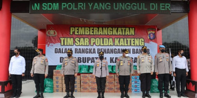Polda Kalteng Terjunkan Tim SAR dan Bagikan Bansos
