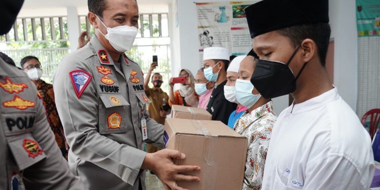 Sambut HUT Polantas, Dirregident Korlantas Kirim Bantuan Sembako ke Ponpes-Panti Asuhan