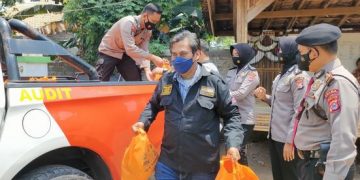 DitpamobVit Polda Banten Salurkan Bansos Secara “Door To Door”