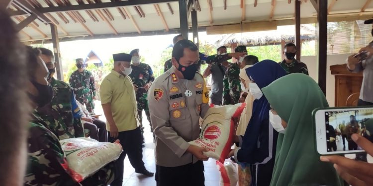 Ini Sambutan Danrem 162/WB Saat Berikan Bantuan Sembako Di Desa Tete Batu Dlam Rangka HUT TNI Ke 76