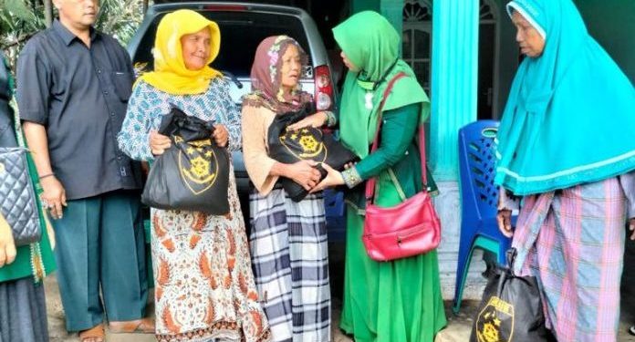 Kabareskrim Bagi Baksos ke Padangsidimpuan