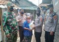 Kapolres Ciko Bagikan Sembako Door To Door