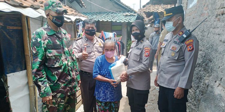 Kapolres Ciko Bagikan Sembako Door To Door