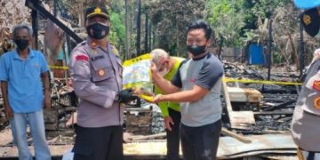Kapolsek BKota Besi Berikan Bansos Terhadap Warganya