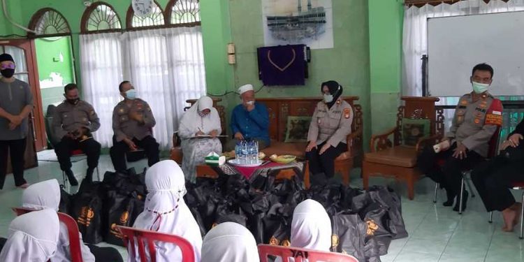 Polrestro Bekasi Kota Bagikan Sembako kepada Yatim Piatu Al Ikhlas