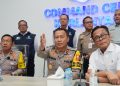Kakorlantas Polri dan Wamen BUMN melakukan kunjungan ke Command Center KM 29 PJR Korlantas Polri di Tol Jakarta-Cikampek, Jumat (27/12/2023)