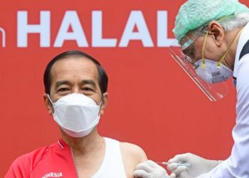 Istana Jelaskan Alasan Jokowi Pakai Singlet saat Disuntik Vaksin Covid-19 Dosis Kedua