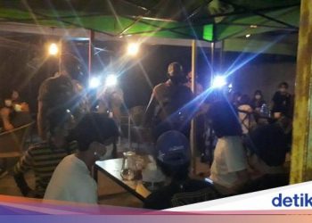 Polisi Bubarkan Kerumunan di Food Court Kemang, Pengunjung Dirapid Tes