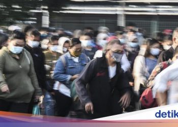 PSBB Berlaku Lagi, Penumpang Menumpuk di Stasiun Bekasi