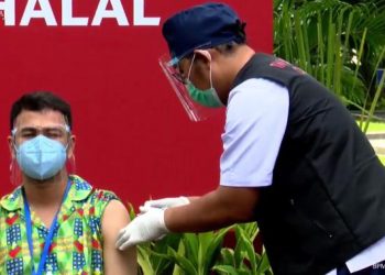 Raffi Ahmad Kembali Acungkan Jempol Usai Disuntik Vaksin Covid-19 Dosis Kedua