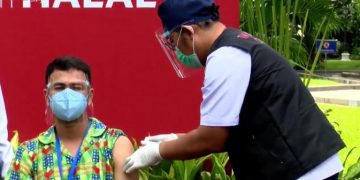 Raffi Ahmad Kembali Acungkan Jempol Usai Disuntik Vaksin Covid-19 Dosis Kedua