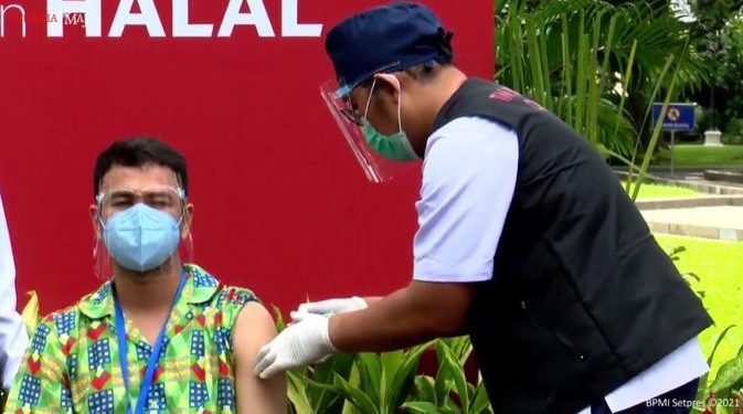 Raffi Ahmad Kembali Acungkan Jempol Usai Disuntik Vaksin Covid-19 Dosis Kedua